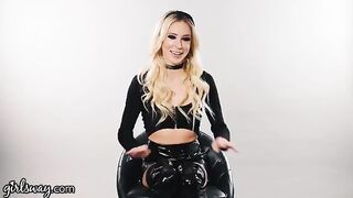 Two hot girls are finger fucking and making squirt