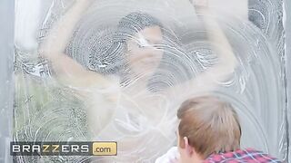 Ruby Sims shows her juicy body to the window washer