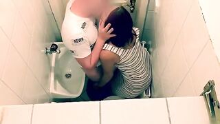 A hot tinder date ends in a quickie in the restaurant toilet