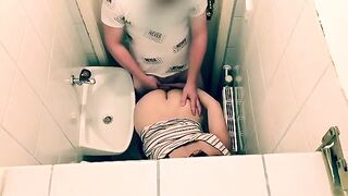 A hot tinder date ends in a quickie in the restaurant toilet