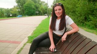 Public blowjob with a hot babe in the park, full of risks