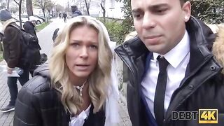 The collector has sex with the blonde in front of her husband
