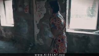 The baby is looking for sex and found a stranger who fucked her in an abandoned house