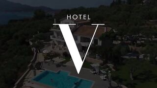 Scarlett and Honour enjoy a steamy poolside threesome