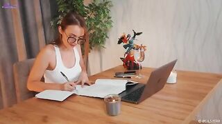 Squirt on Spanish lesson with a hot solo girl who loves to play