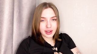 A girl with a juicy ass masturbates at home and reaches climax