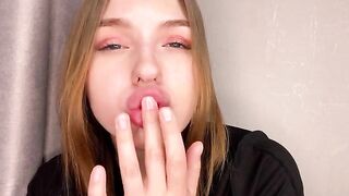 A girl with a juicy ass masturbates at home and reaches climax
