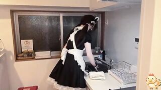 When a friend is still an entertainer (Cosplay maid)