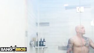 Mia Malkova ambushed her stepbrother, showcasing her famous booty in a steamy scene
