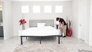 A mature woman seduced the guy who moved her stuff