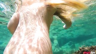 Babe has sex with her boyfriend in the pool under water with amazing ass