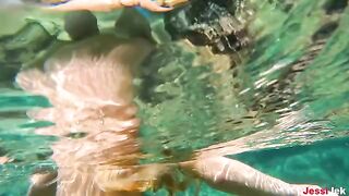 Babe has sex with her boyfriend in the pool under water with amazing ass