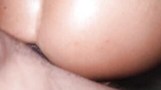 The queen of anal squirt starved her thirst after gapping her ass