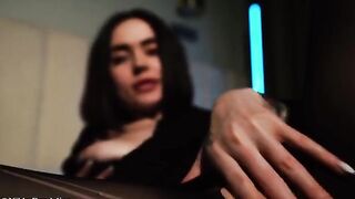 A hot girl in sexy stockings gets her pussy oiled and fucked