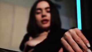 A hot girl in sexy stockings gets her pussy oiled and fucked
