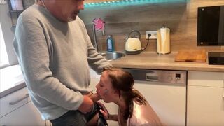 The old fart fucked the amateur in the kitchen without notice