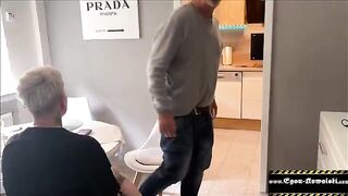 The old fart fucked the amateur in the kitchen without notice
