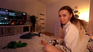 Instead of playing, the girl got a great cock and squirted