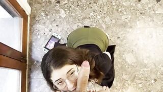 A gamer girl makes a blowjob because she loves huge dicks