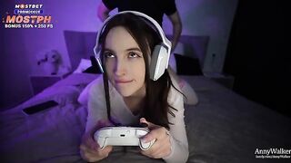 A young gamer’s cock was sucked by his stepsister in a steamy encounter