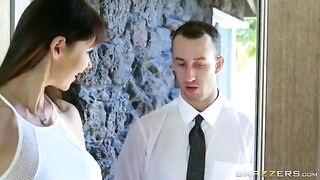 A beautiful woman got a noble man’s cock in her wet pussy