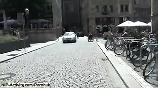 A girl exposed her vagina on the city streets, attracting a crowd
