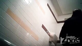 A girl pees with a camera in the toilet - don't peek!