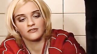 A washer got a sex lesson in the toilet from a girl
