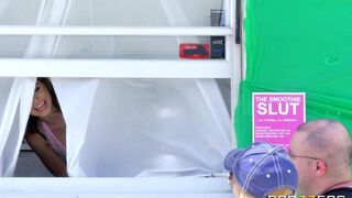 Pervert dude screwed his GF in a food truck and cum on her tits
