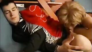 A mother decided to start the day with a blowjob for her son