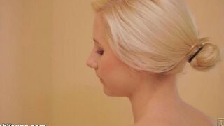 Babe masturbates her pussy with a brush in the bathroom