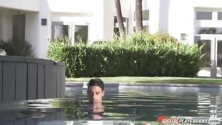 Girl has sex with her boyfriend in the swimming pool