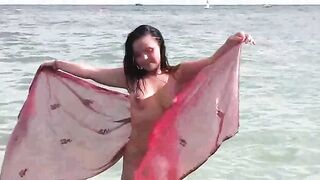 Babe has a bath in the sea naked