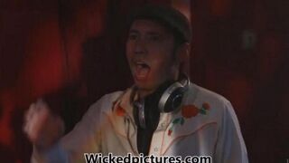 A hot chick gets fucked in the night club