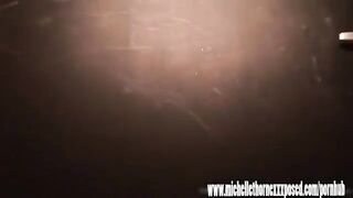 A group of guys peeked at the sexy woman under her skirt