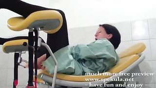 A girl got a gynecological check-up and received a hard fist in the pussy