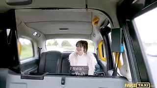 Fucking babe with beautiful tits in a car, a steamy scene!