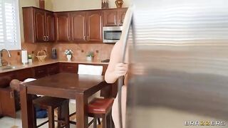 A man fucked a bimbo on the kitchen table, right on the tablecloth