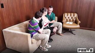 A hot chick got fucked on a couch and came with a happy end