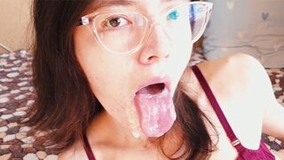 College girl gave a blowjob and checked the results