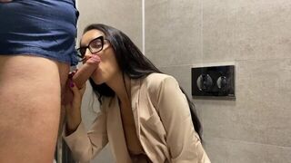 A couple fucked without leaving the booth for sperm