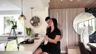 This girl loves sucking cock, no matter the circumstances! Even in strange places, she can't resist!