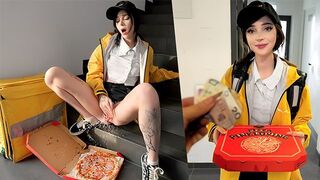 A guy ordered a pizza and the delivery girl squirted on him