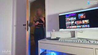 Girl gave a blowjob to her stepbrother, imitating an actress