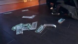 A sexy woman was robbed and called the police